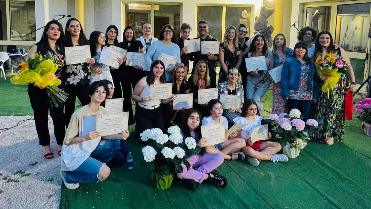 Scuola-di-musica-comunale---allievi-con-gli-attestati