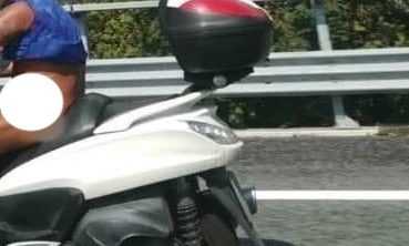 nudo-scooter-autostrada
