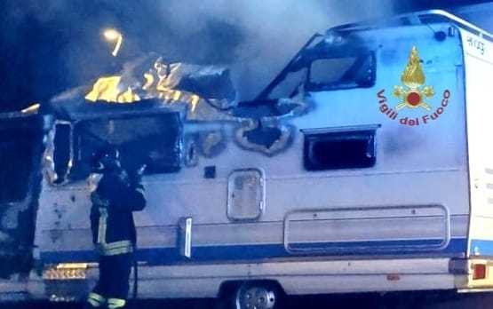 camper-in-fiamme
