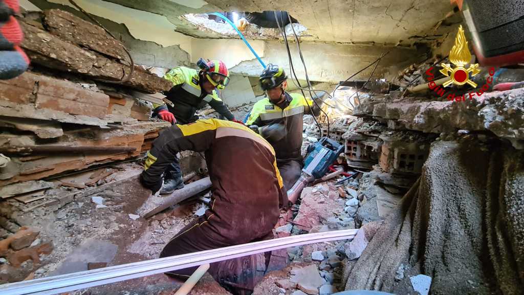 Le-ricerche-dei-vigili-del-fuoc