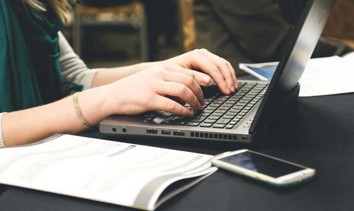 archivio-foto-ragazza-al-computer