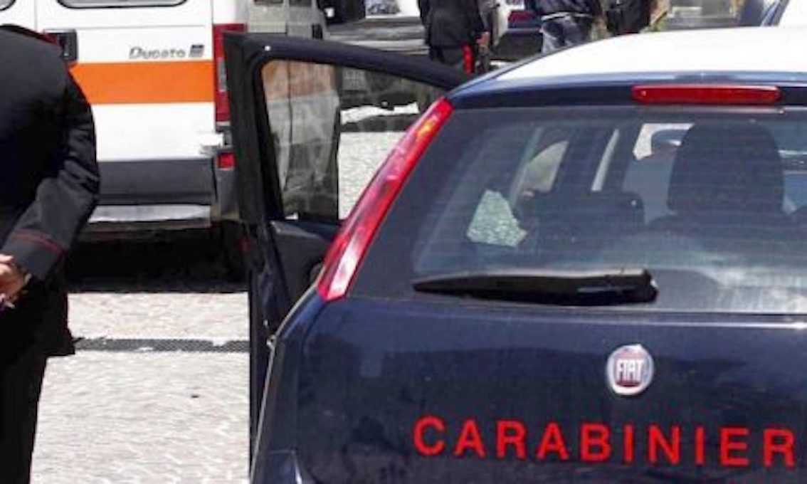 ambulanza-e-carabinieri-di-giorno