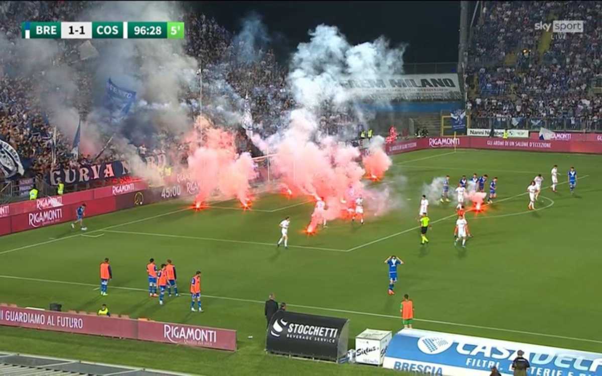 brescia-cosenza-fumogeni-sospesa-screen