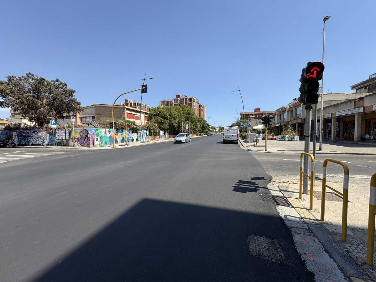 Viale-Colombo-con-nuovo-asfalto-senza-segnaletica-orizzontale