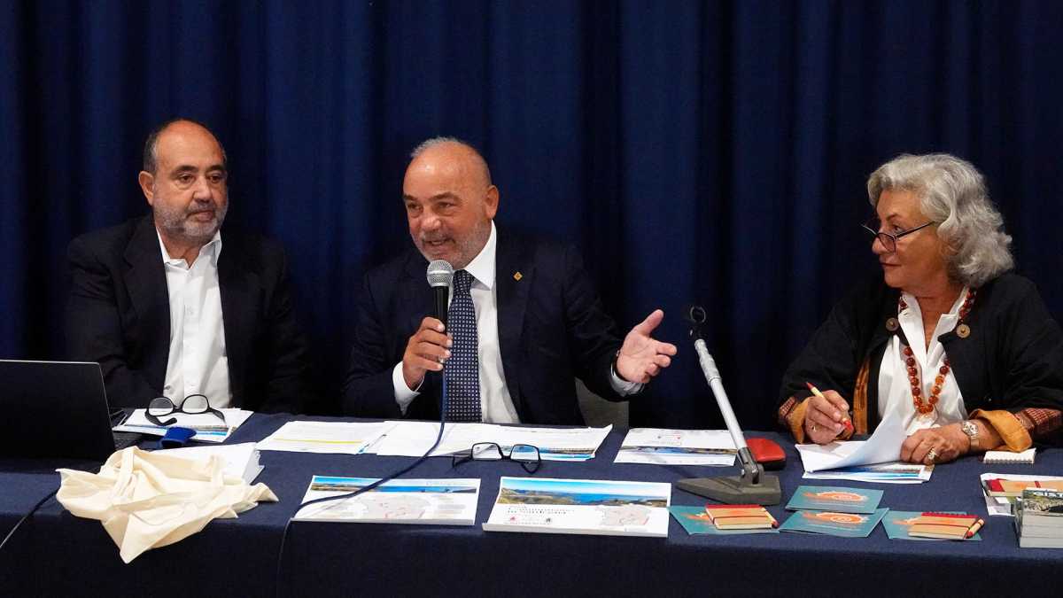 Lassessore Gianni Chessa Presenta Noi Camminiamo In Sardegna Lassessore-Gianni-Chessa-presenta-Noi-camminiamo-in-Sardegna