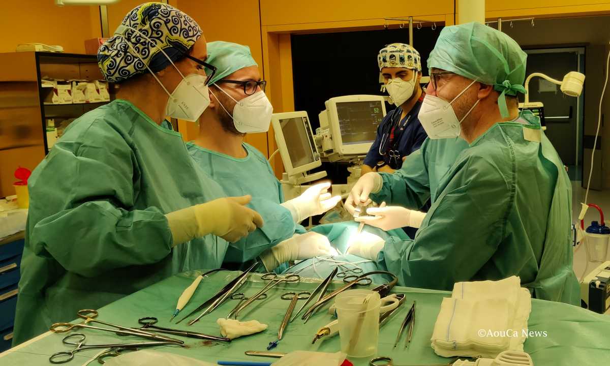 Il-prof-Pietro-Giorgio-Calo-in-sala-operatoria-al-Policlinico-Duilio-Casula
