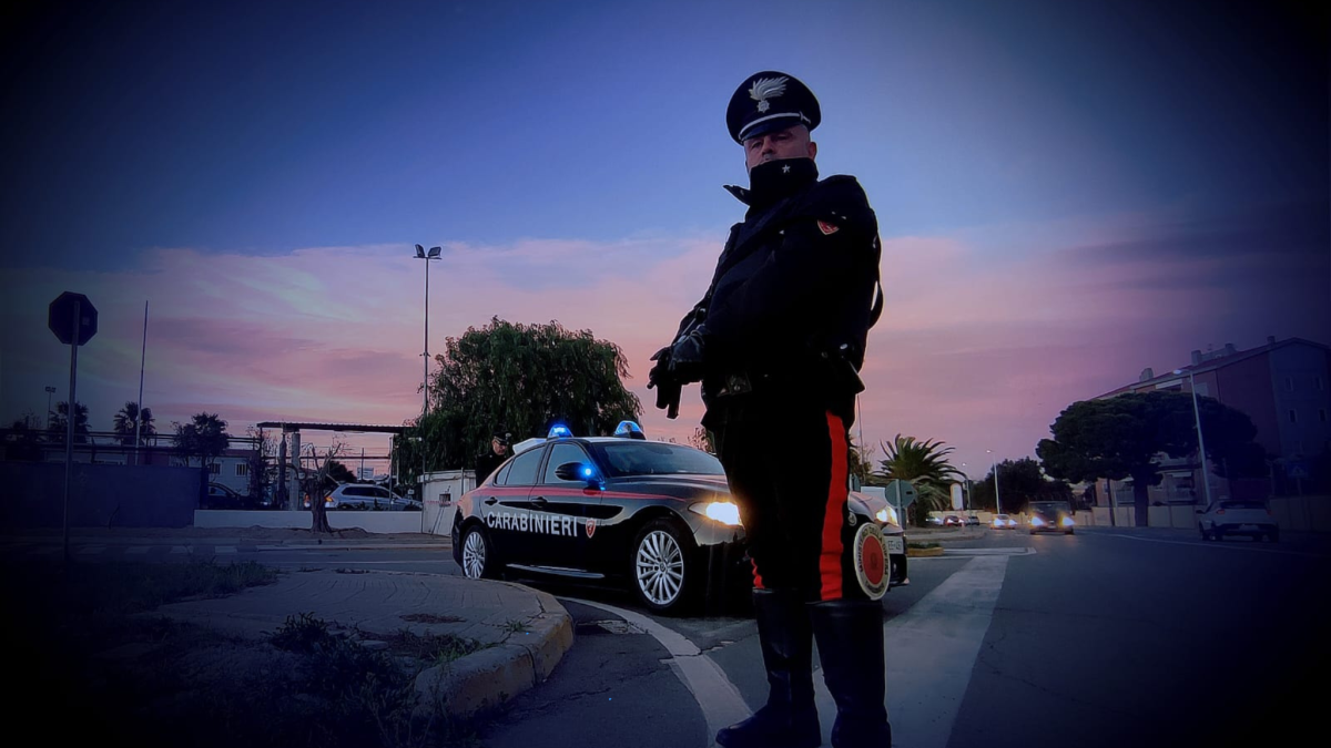 carabinieri-auto-e-carabiniere-dal-basso