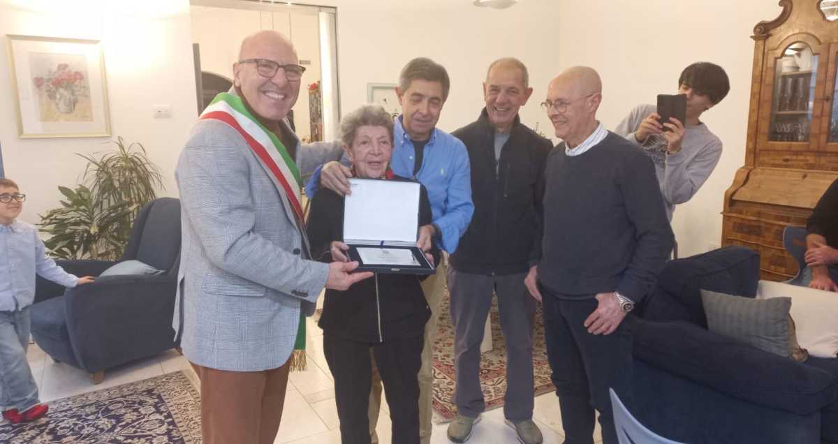 Giannetta-Marongiu-insieme-ai-figli-Augusto-Carlo-e-Pierfranco-e-allassessore-Ivano-Cuccu