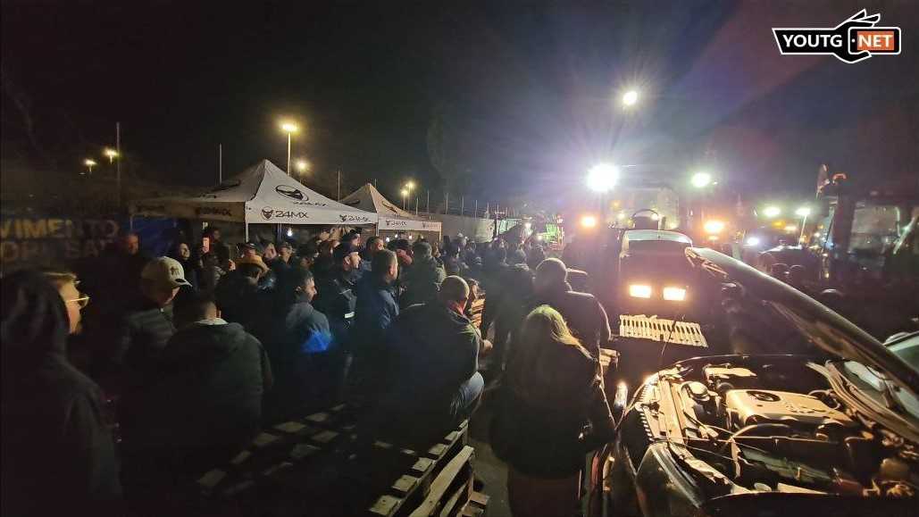 photo5913313911346682705y