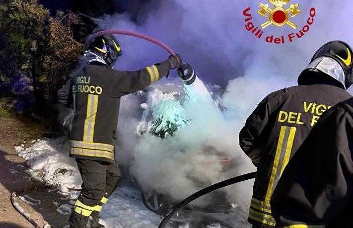 AUTO-INCENDIO-LA-MADDALENA