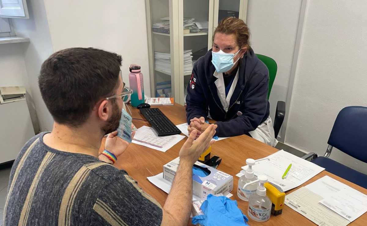 La Referente Dellambulatorio MST La Dotoressa Natalia Aste Visita Un Paziente Al San Giovanni Di Dio La-referente-dellambulatorio-MST-la-dotoressa-Natalia-Aste-visita-un-paziente-al-San-Giovanni-di-Dio