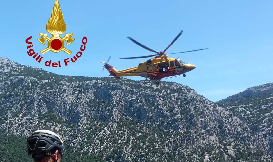 ELICOTTERO-IN-VOLO-OLIENA