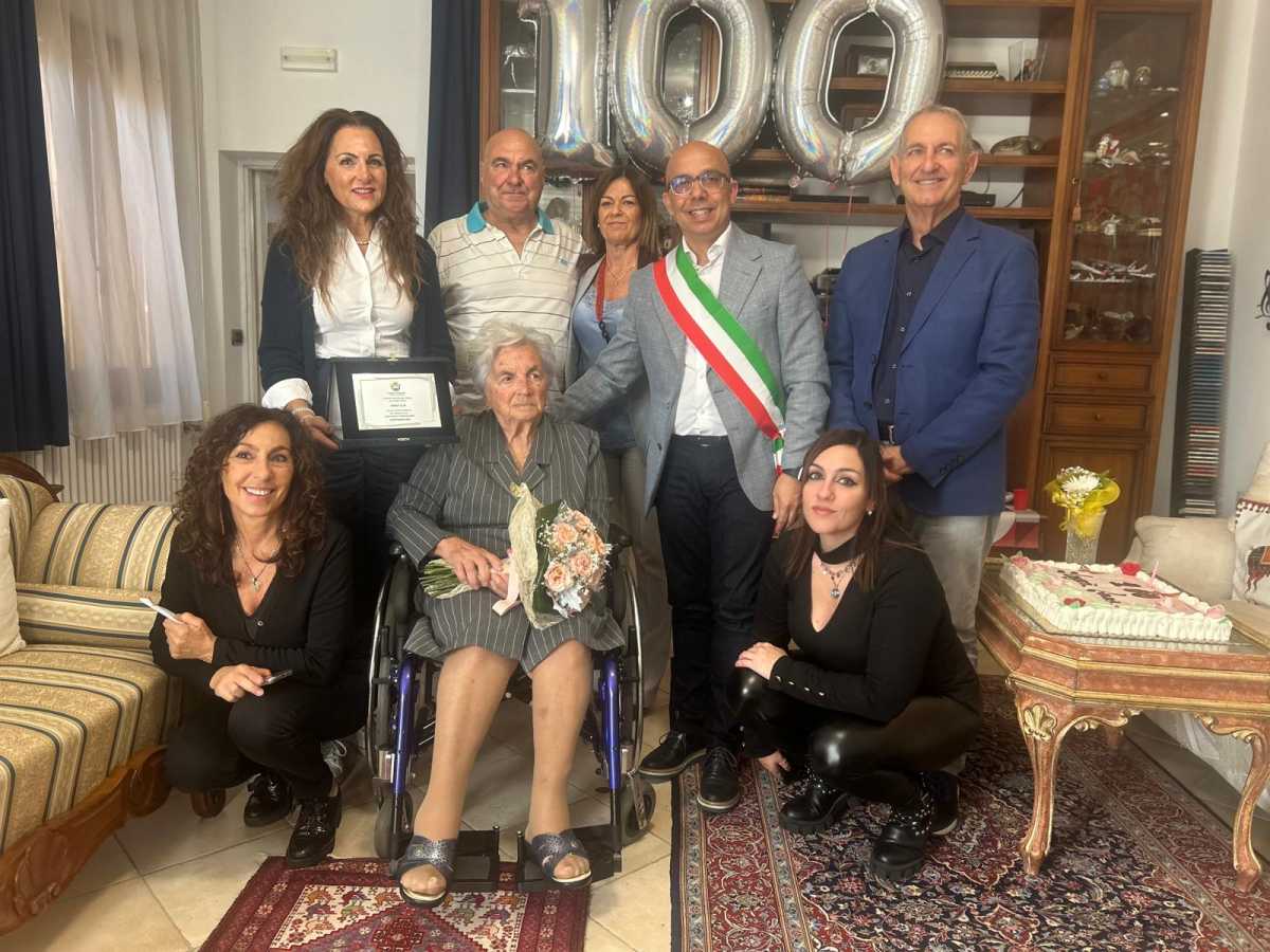 La-centenaria-Anna-Elia-con-i-familiari-il-Sindaco-Sanna-e-il-Vice-Sindaco-Zedda-1