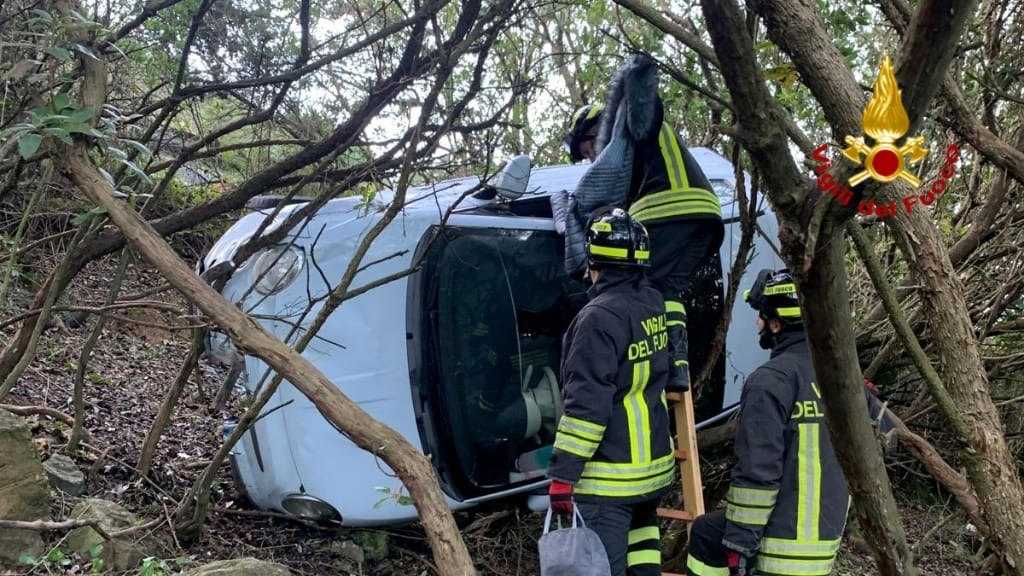 incidente-stradale-vigili-del-fuoco-alberi-