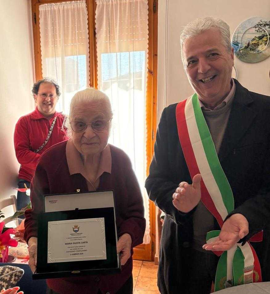 La-centenaria-Maria-Giusta-Carta-insieme-allAssessore-Franceschi