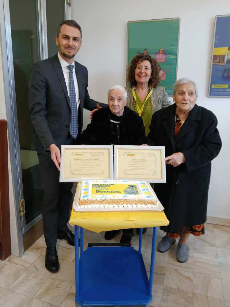 Le-due-clienti-centenarie-con-il-Direttore-Provinciale-e-la-direttrice-della-sede-1