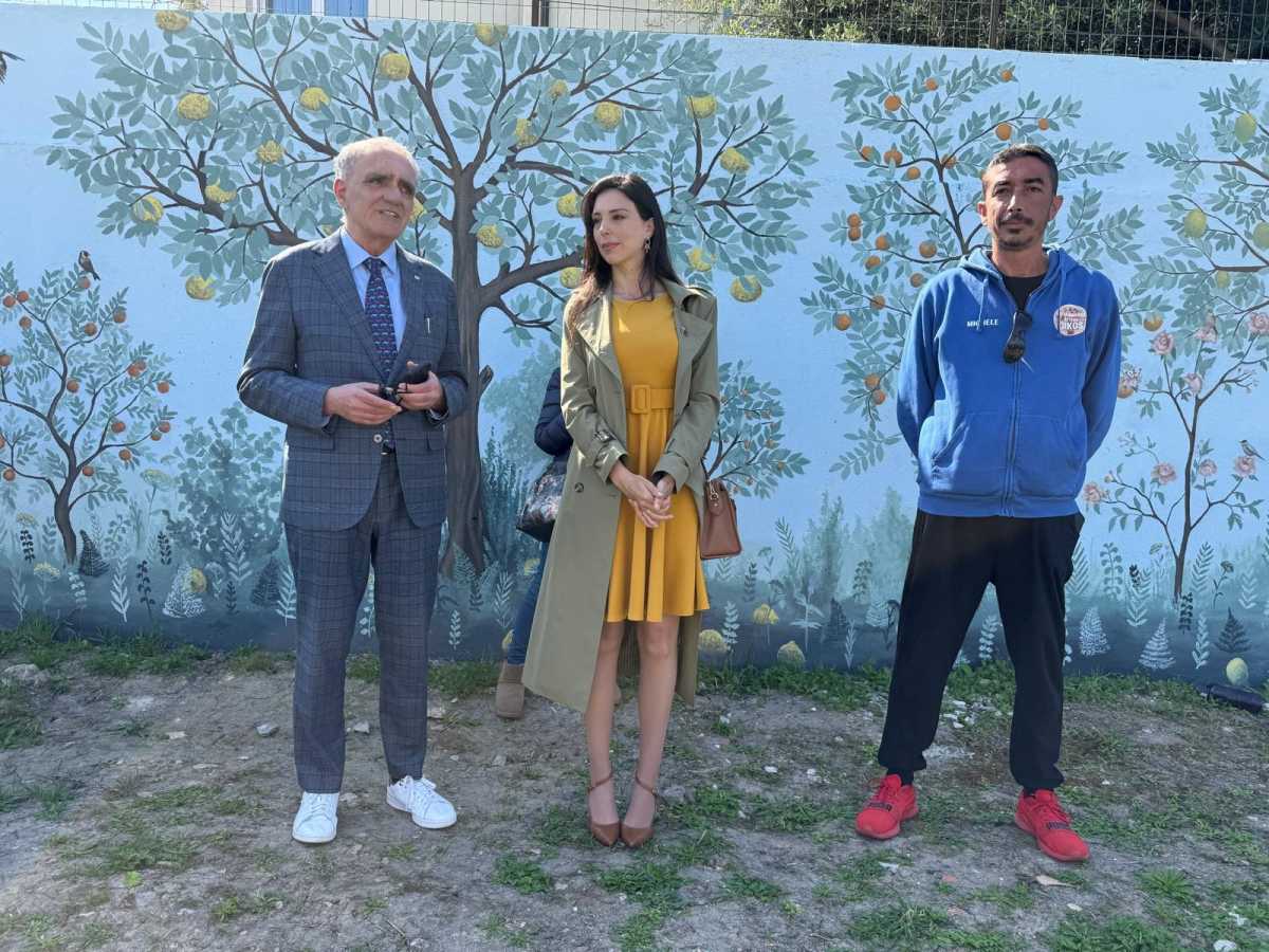 Milia-Vistosu-e-Randaccio-davanti-al-murale-Sa-Ega-Pinta