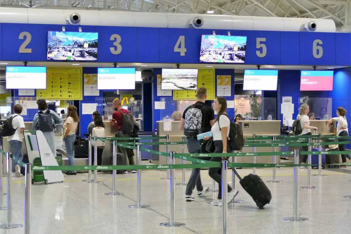 aeroporto-di-cagliari-persone-passeggeri