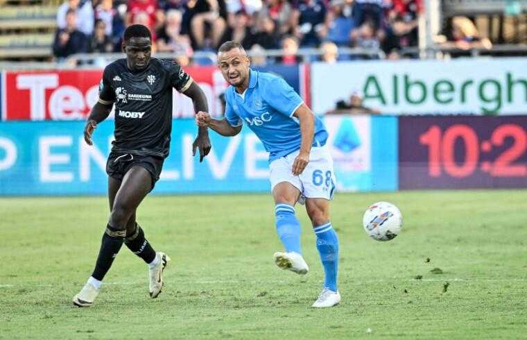 Stanislav-Lobotka-contro-Zito-Luvumbo-durante-Cagliari-Napoli--Foto-Luigi-Canu-