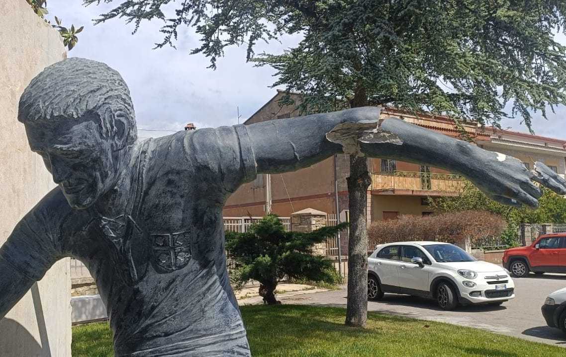 mandas-danneggiata-statua-riva