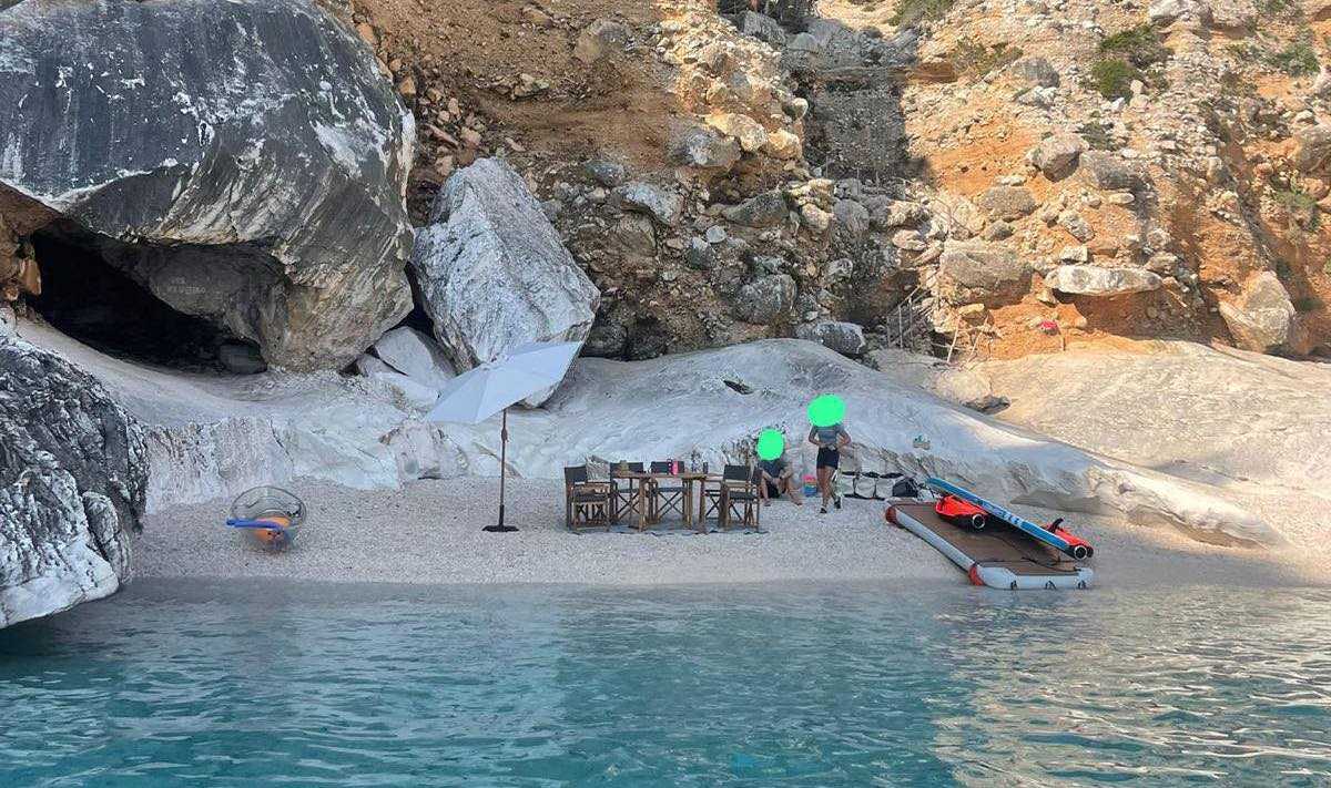 cala-goloritze-turisti-occupan-ola-spiaggia-