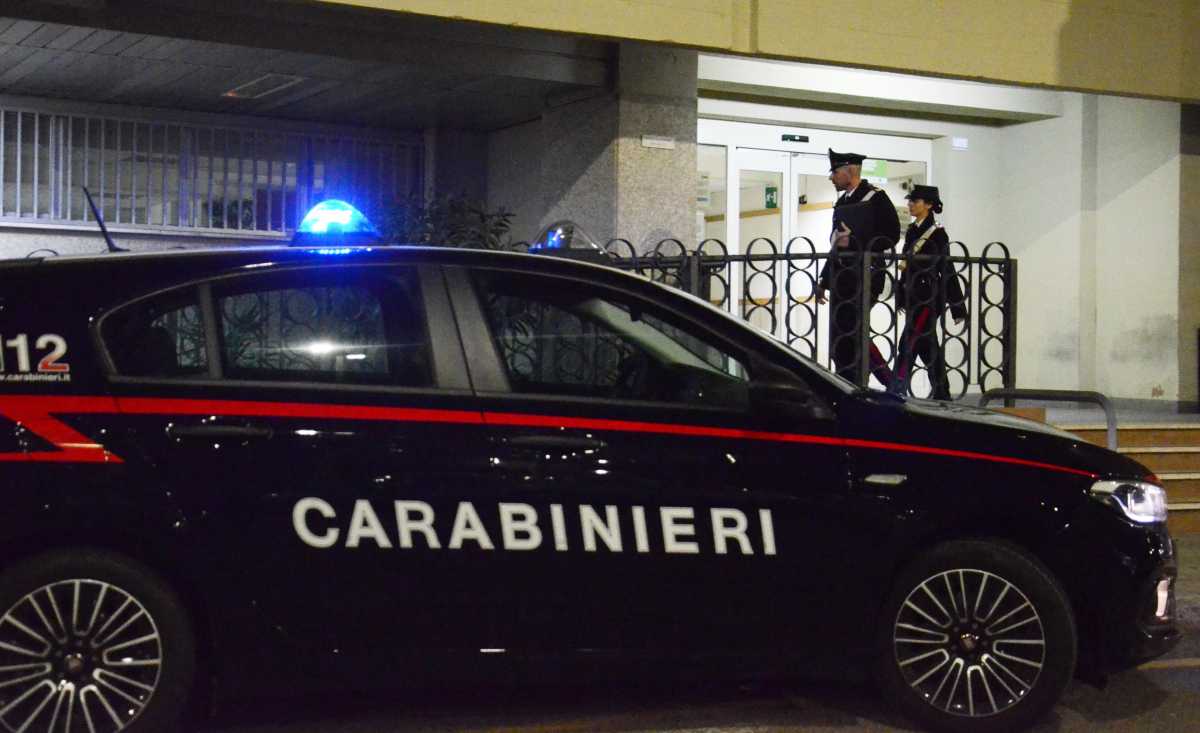 carabinieri-portone-ingresso