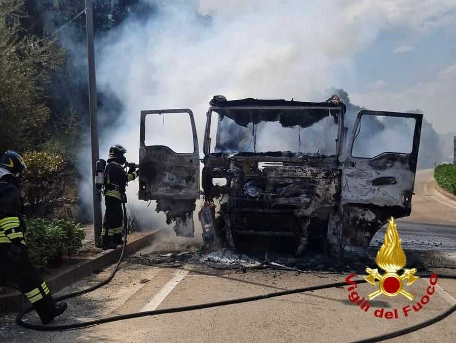 olbia-incendio-furgone