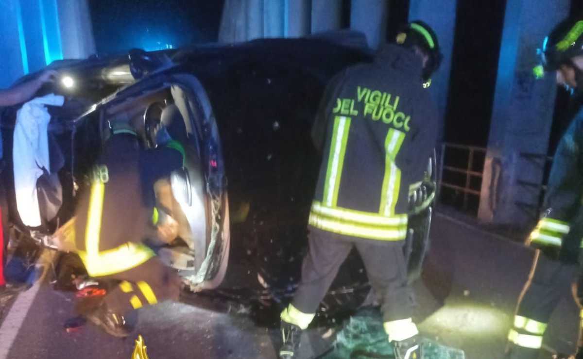 vigili-del-fuoco-auto-ribaltata-incidente