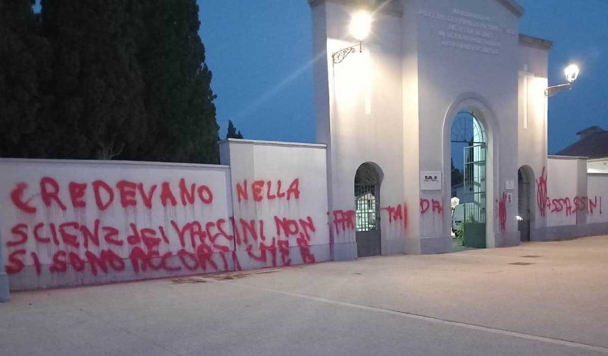 La-facciata-del-cimitero-San-Pietro-imbrattata-da-scritte-no-vax---2