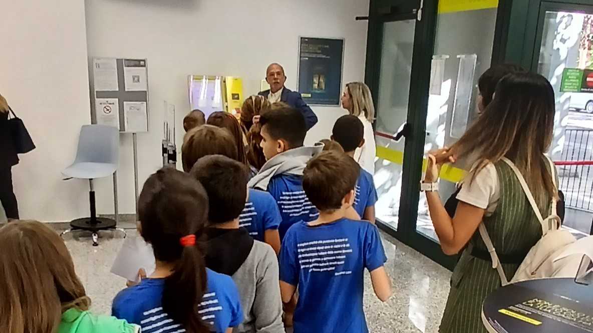 Ibambiniinfilaperprendereilticket