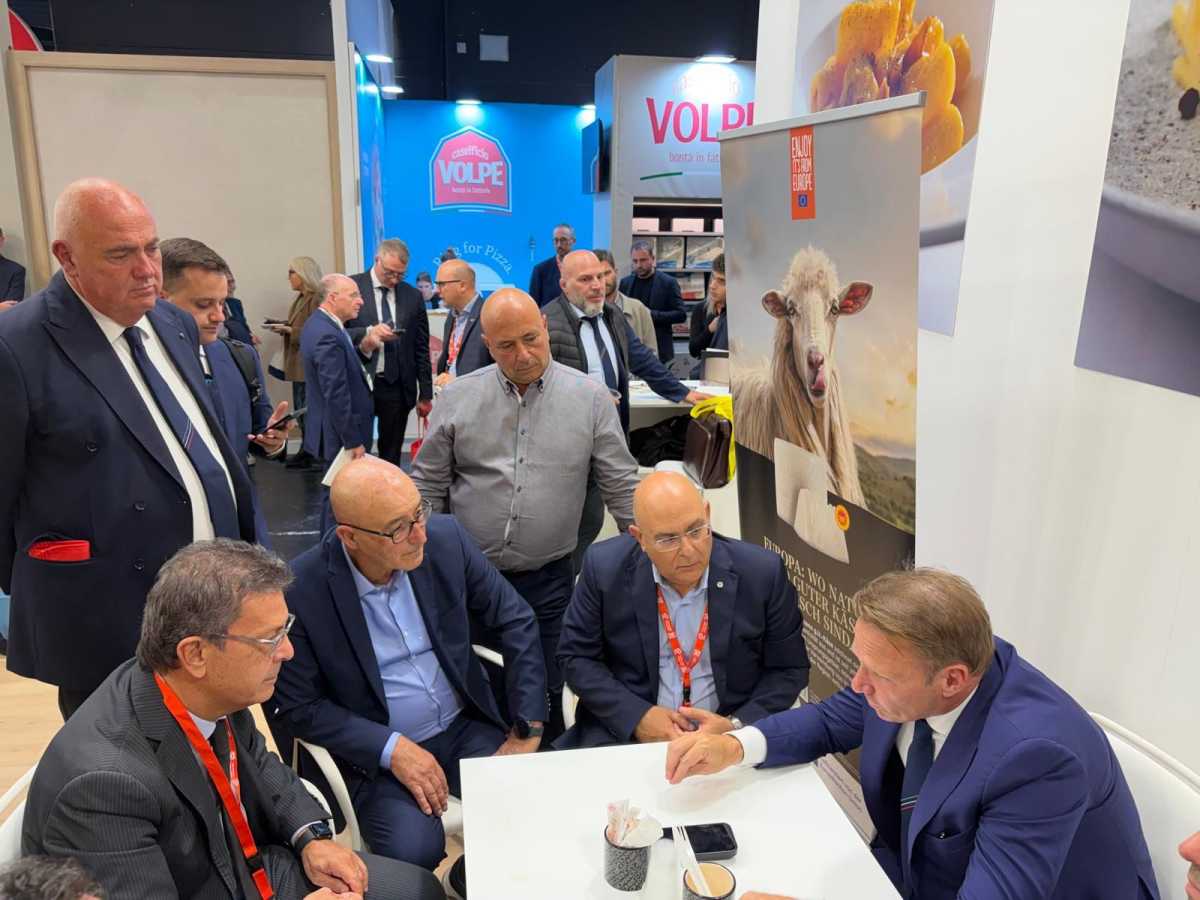 Il-ministro-Lollobrigida-con-presidente-e-soci-del-Consorzio