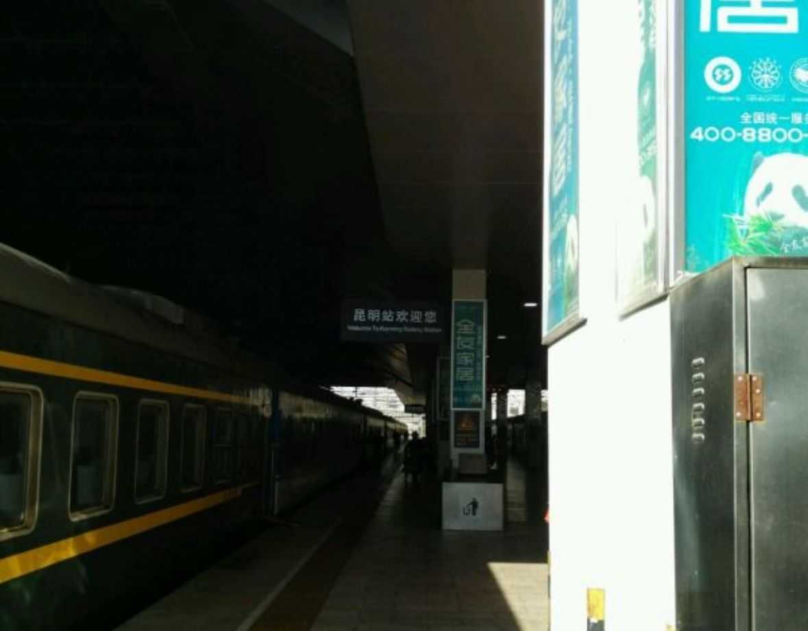 ailway-workers-in-Kunming