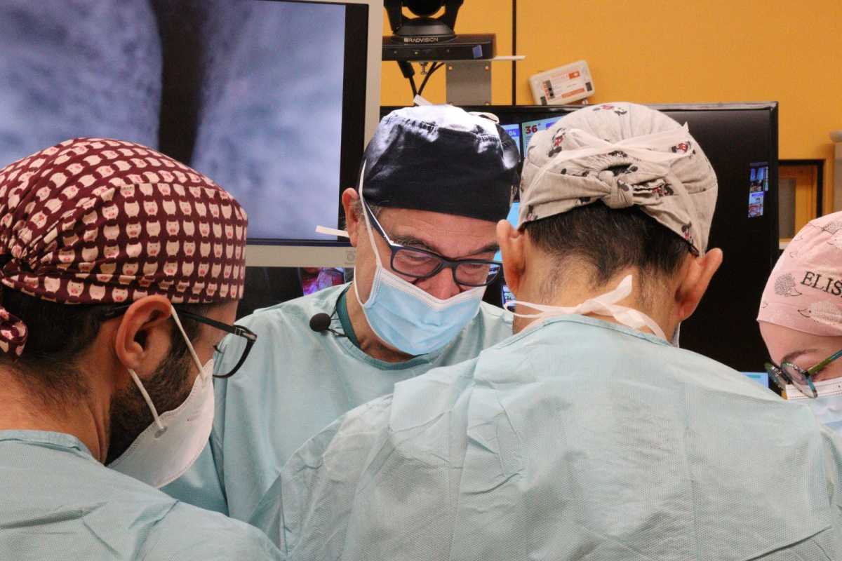 Il-profPietro-Giorgio-Calo-esegue-intervento-in-collegamento-streaming-mondiale-dal-Policlinico-Duilio-Casula-