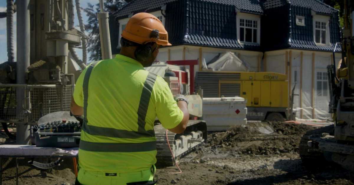 foto-simbolo-operaio-al-lavoro