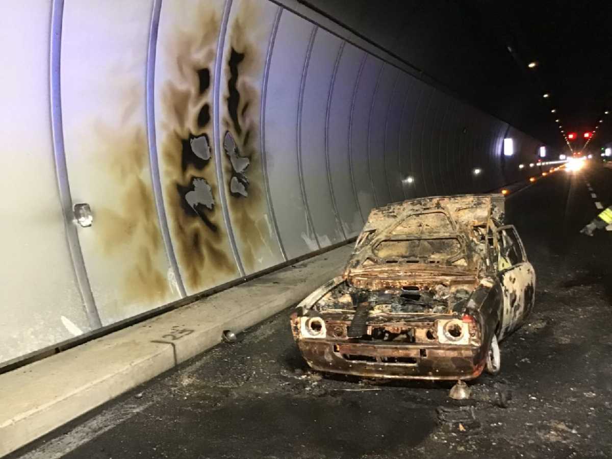 anas-auto-in-fiamme-in-galleria