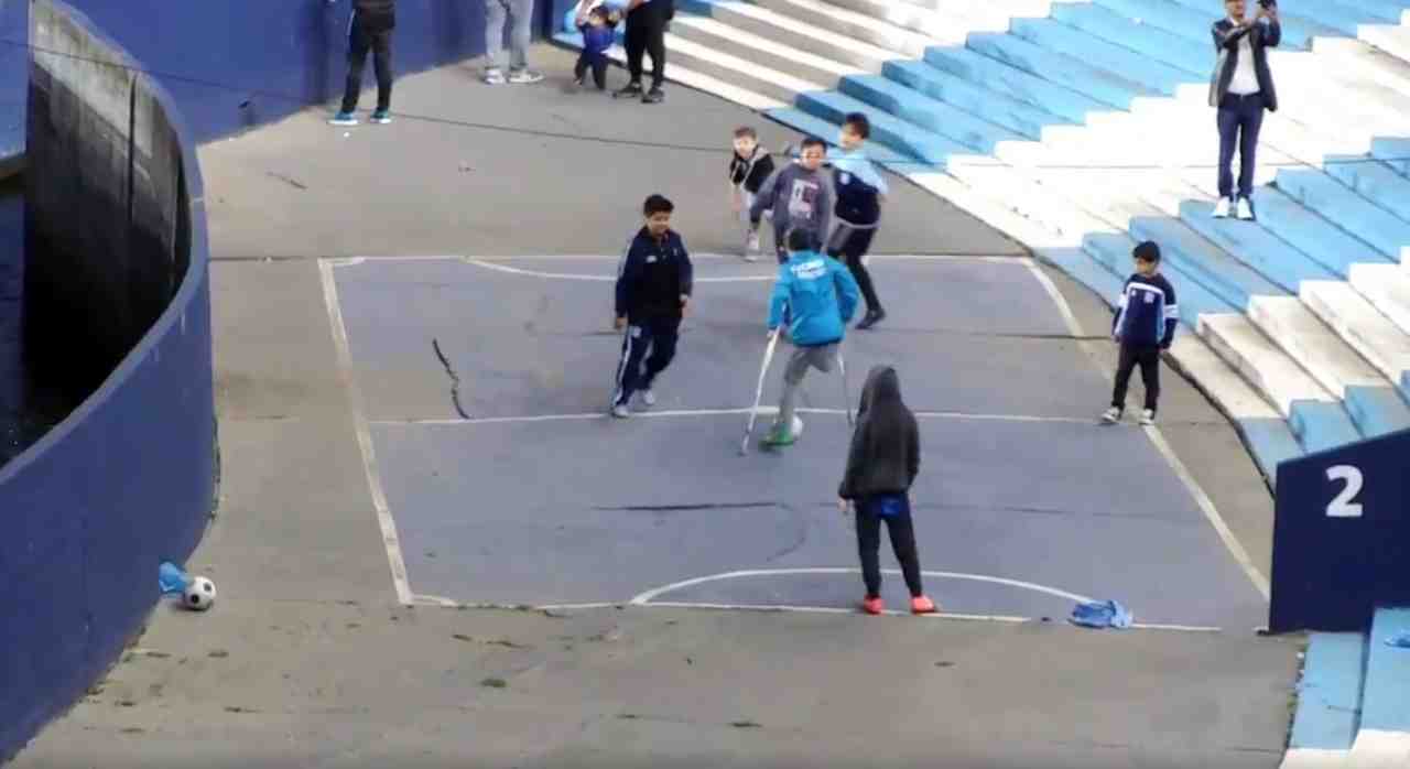 Gol Bambino Con Una Gamba